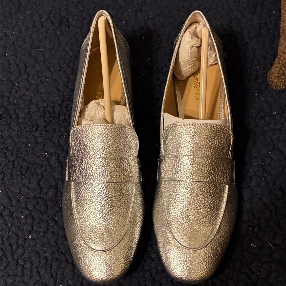 NWT Trotters Silver Metallic Loafers | 10N Comfort Slip-On Shoes| Narrow fit